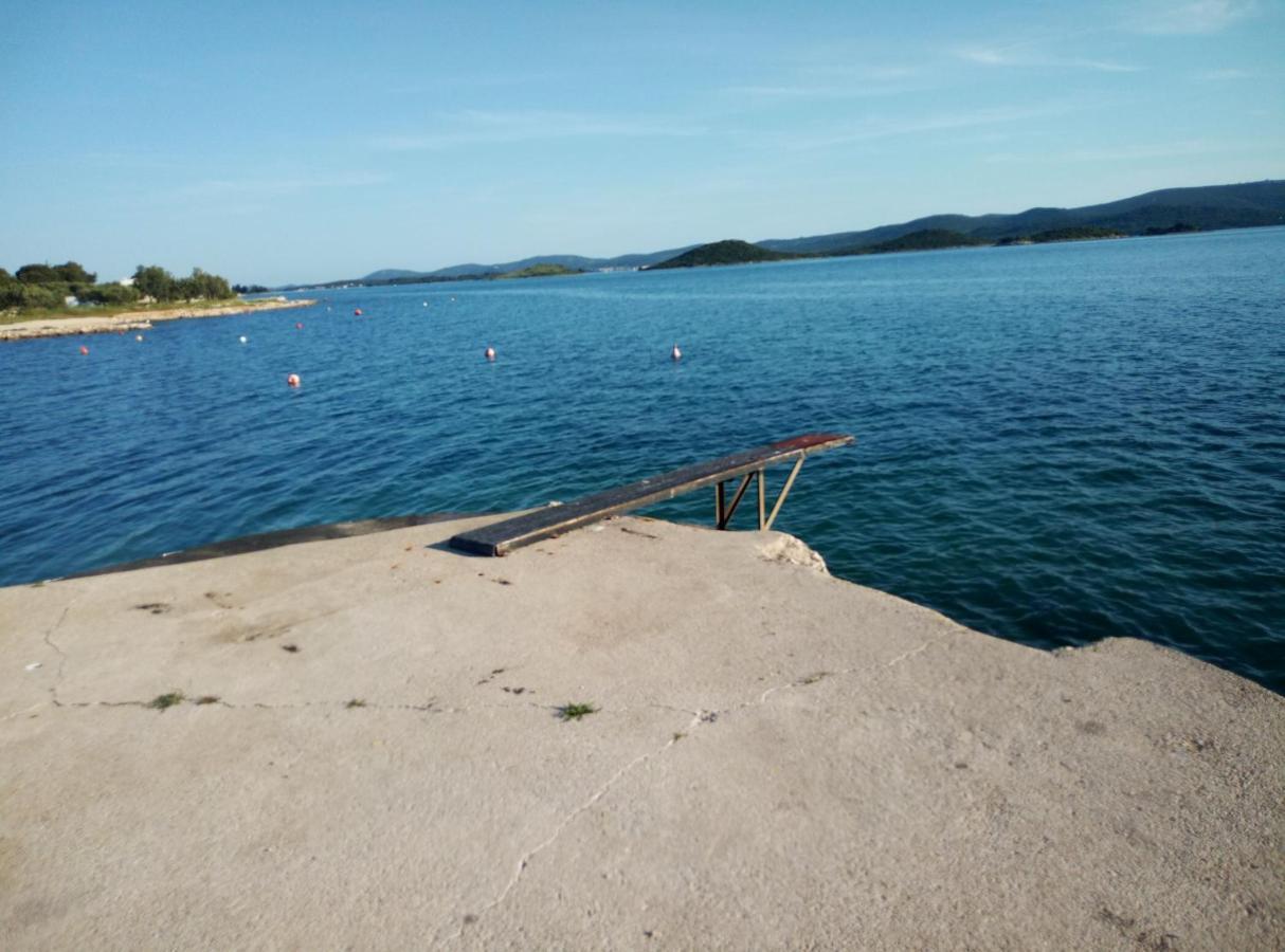 Apartman Prvi Red Do Mora Sveti Filip i Jakov Exterior foto